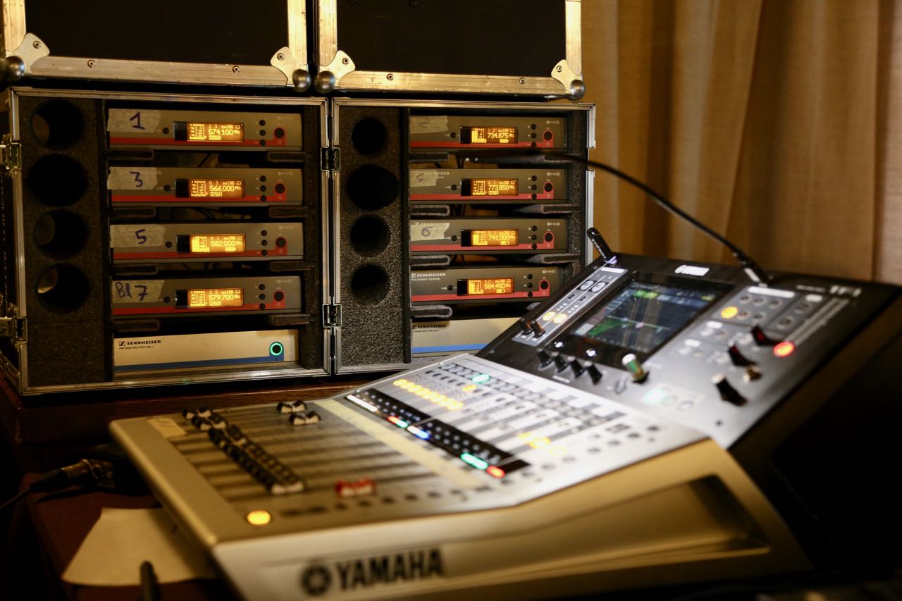  Mixer audio Yamaha TF1 e Rack radiomicrofoni 